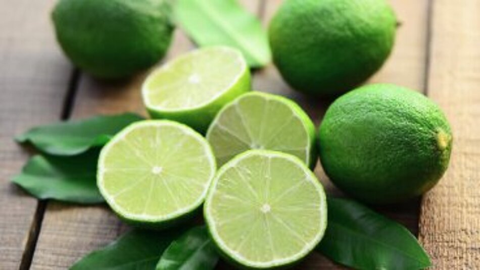 Frisches Obst und Gemüse Frische Limetten liegen auf einem Tisch